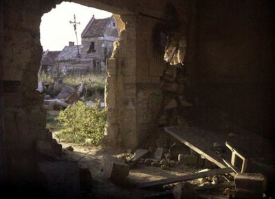 La iglesia dañada con un agujero a través del cual se pueden ver casas, Thiescourt, Oise, Francia, 1917 de Fernand Cuville